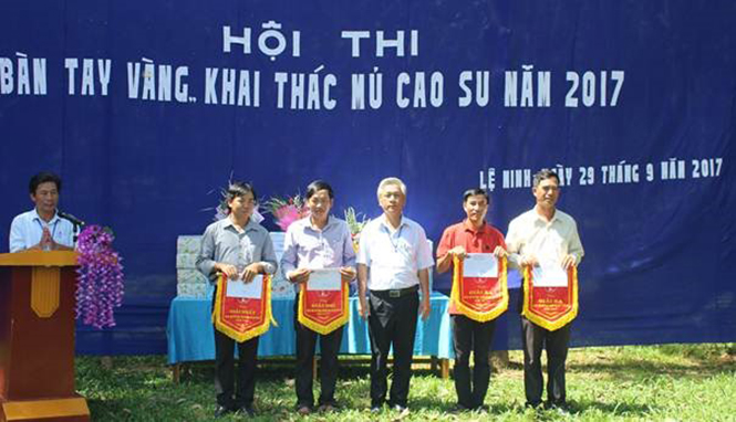 Lãnh đạo Công ty TNHH MTV Lệ Ninh trao giải toàn đoàn cho các đội thi.