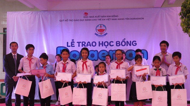 Các em học sinh xuất sắc nhận học bổng ủa Quỹ hỗ trợ giáo dục dành cho trẻ em Việt Nam mang tên Doraemon