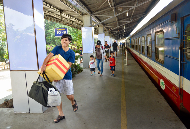 Hành khách chuẩn bị lên tàu - Ảnh: DUYÊN PHAN