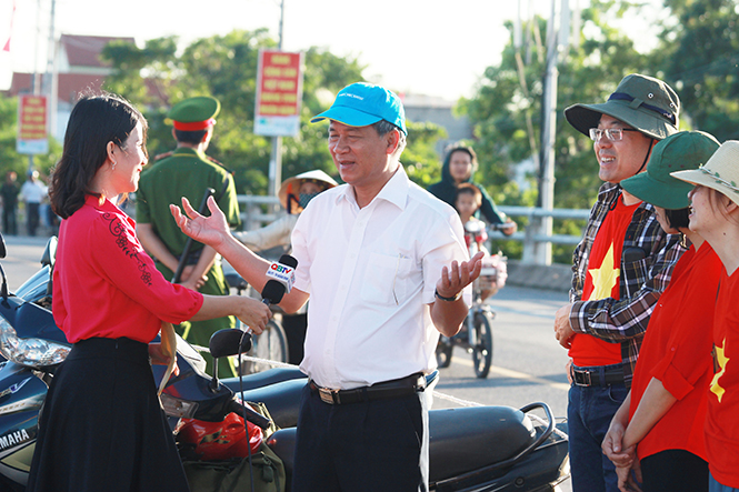 GS -TS Nguyễn Anh Trí trả lời phỏng vấn của Đài PT-TH Quảng Bình tại lễ hội đua thuyền truyền thống huyện Lệ Thủy năm 2017. Ảnh: T.H