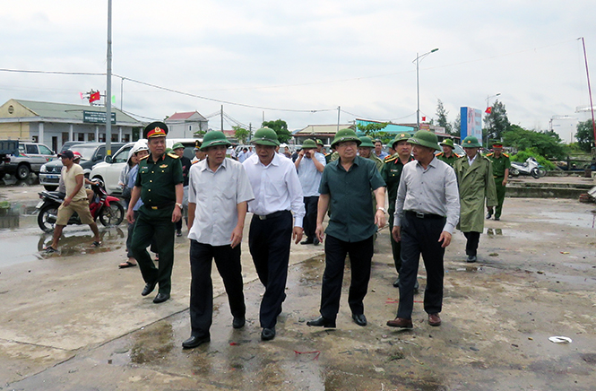 Các đồng chí lãnh đạo tỉnh cùng đoàn công tác của Phó Thủ tướng Chính phủ Trịnh Đình Dũng kiểm tra công tác phòng, chống bão số 10 tại huyện Bố Trạch.