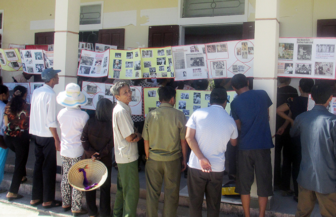 Người dân thôn Bắc Minh Lệ xem triển lãm tranh ảnh Bác Hồ.