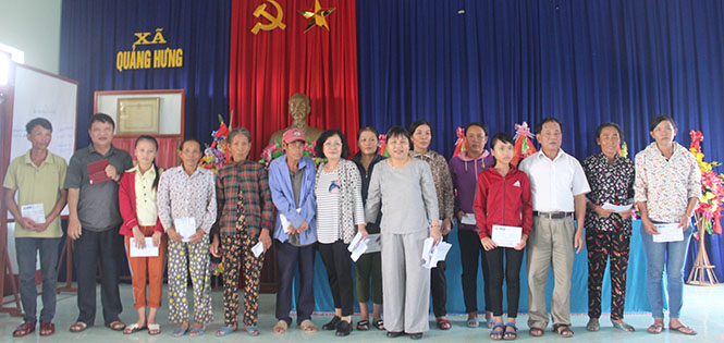  Đoàn đã đến trao quà cho gia đình người khuyết tật và trẻ mồ côi tại xã Quảng Hưng