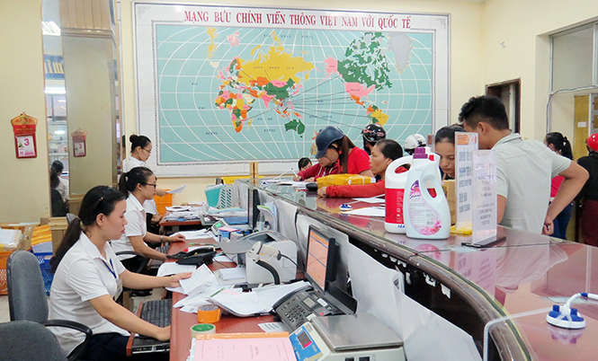 Ảnh 6 : Người dân sử dụng dịch vụ chuyển phát hành chính công qua Bưu điện Quảng Bình.