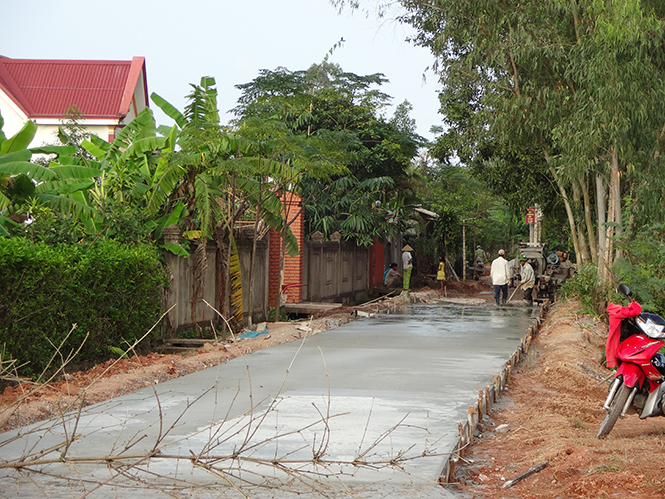 Với sự vào cuộc mạnh mẽ của Hội CCB các cấp, phong trào XDNTM ở nhiều địa phương tỉnh ta đã có nhiều chuyển biến tích cực, nhất là trong việc xây dựng, nâng cấp hệ thống đường giao thông nông thôn.