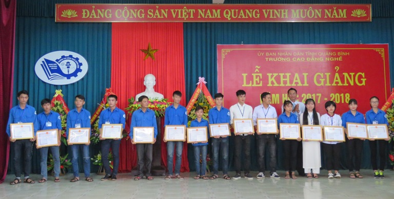  Các em học sinh có thành tích xuất sắc trong năm học 2016-2017 được khen thưởng