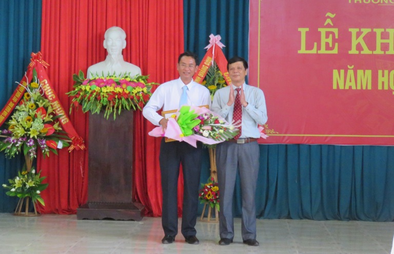 Thừa ủy quyền của Chủ tịch UBND tỉnh, lãnh đạo Sở Lao động - TB và XH trao danh hiệu Chiến sĩ thi đua cấp tỉnh cho thầy giáo Dương Vũ Nhật Đồng, hiệu trưởng nhà trường