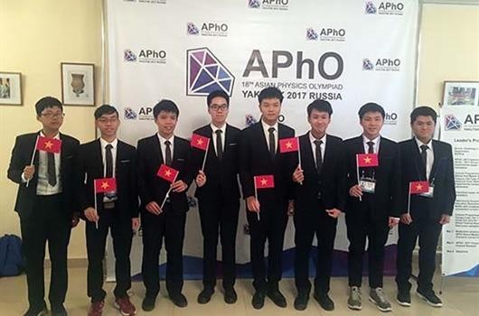 Các thành viên của đội tuyển Oympic Vật lý Châu Á Việt Nam năm 2017. (Ảnh: Bộ GD&ĐT)