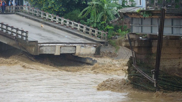 Cầu Thia bị sập trưa 11-10 - Ảnh: CHÍ TUỆ