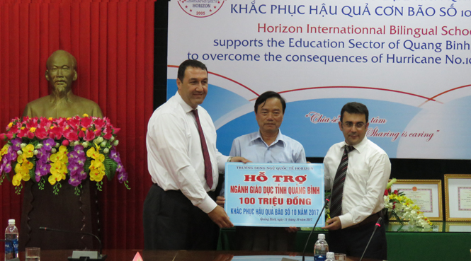 Lãnh đạo Trường song ngữ quốc tế HORIZON trao số tiền hỗ trợ cho ngành Giáo dục Quảng Bình khắc phục hậu quả bão số 10.