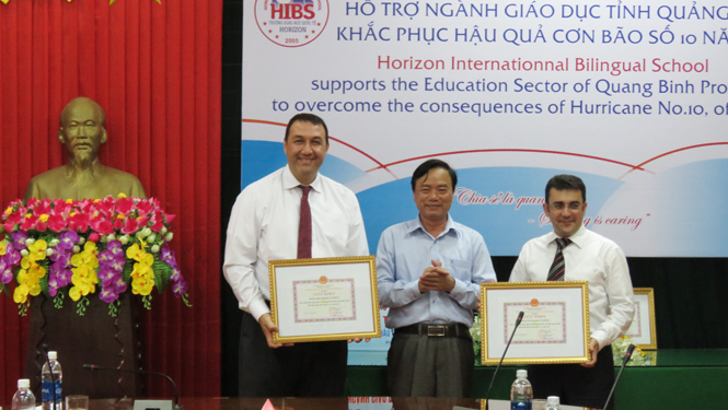 Sở Giáo dục-Đào tạo tặng giấy khen cho Trường song ngữ quốc tế HORIZON thay lời cảm ơn của thầy và trò Quảng Bình.