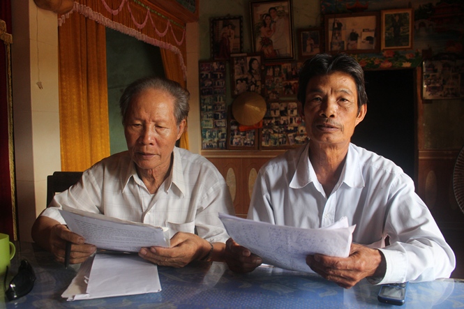 Ông Hoàng Mạnh Quyền (người bên trái) và ông Lê Đình Diêm trình bày  về việc bị Công ty Hoàng Long lừa đảo chiếm đoạt tiền.