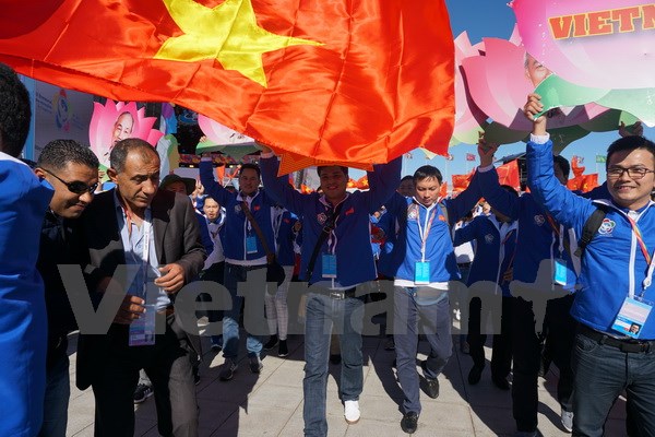 Đoàn Việt Nam diễu hành và mít tinh tôn vinh các giá trị của Cách mạng tháng Mười Nga. (Ảnh: Hằng Lê/Vietnam+)