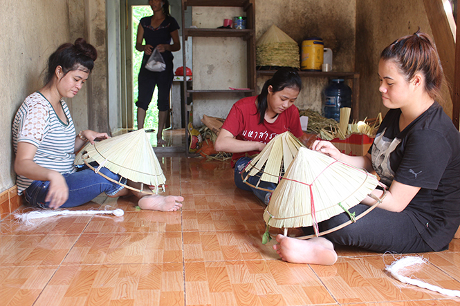 Công việc ngày thường của ba chị em Lan, Hương và Thương.