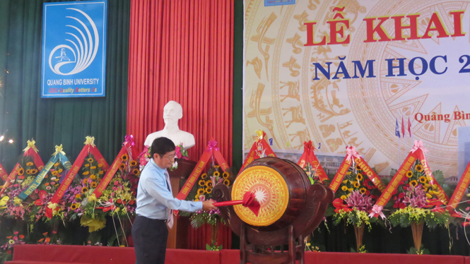 Đồng chí Trần Tiến Dũng, Phó Chủ tịch UBND tỉnh, Chủ tịch Hội đồng Trường đại học Quảng Bình đánh trống khai giảng năm học 2017-2018.