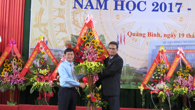 Đồng chí Trần Tiến Dũng thay mặt lãnh đạo tỉnh tặng lẵng hoa chúc mừng Trường ĐHQB khai giảng năm học mới.