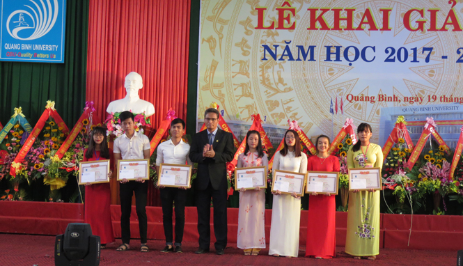 Ông Hoàng Dương Hùng, Hiệu trưởng Trường ĐHQB trao thưởng cho các thủ khoa trong kỳ tuyển sinh 2017.