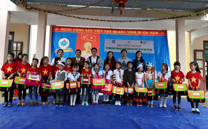 Hội CTĐ tỉnh trao tặng cặp phao cứu sinh cho học sinh trường Tiểu học Thuận Hóa, xã Thuận Hóa (Tuyên Hóa)