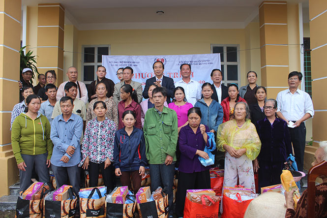 Đoàn đã thăm và tặng quà cho các hộ nghèo ở xã Thuận Đức