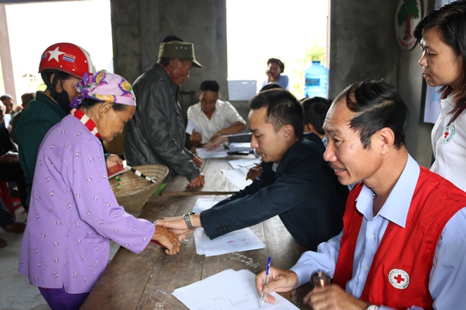 Người dân xã Quảng Hợp( Quảng Trạch) nhận tiền hỗ trợ từ Dự án 