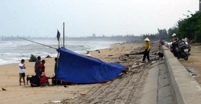 Người nhà nạn nhân dựng lều trước biển tìm thi thể người thân.