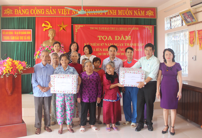 Nữ công và Công đoàn Công ty Điện lực Quảng Bình thăm, tặng quà cho các đối tượng người già neo đơn, trẻ em không nơi nương tựa tại Trung tâm Bảo trợ xã hội tỉnh.