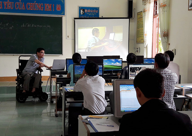Hoàng Quang Duy tham gia tập huấn tin học cho CLB thanh niên khuyết tật tỉnh.