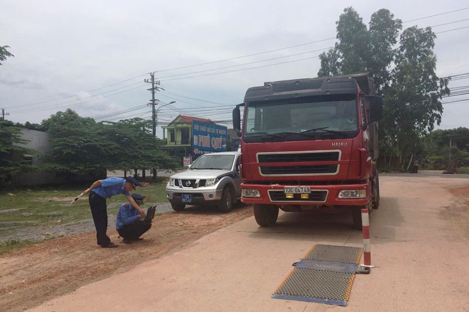 Lực lượng thanh tra giao thông kiểm tra tải trọng xe tại các trạm lưu động