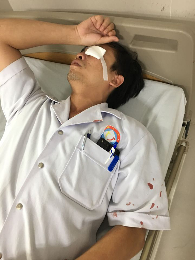  Bác sỹ Trần Thanh Sơn bị hành hung khi đang cấp cứu cho bệnh nhân.