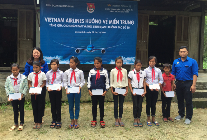 Đại diện Tỉnh Đoàn và Đoàn thanh niên Vietnam Airlines trao quà cho các em học sinh có hoàn cảnh khó khăn ở xã Trường Sơn (Quảng Ninh).
