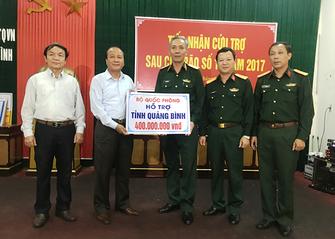 Đồng chí Trần Văn Tuân, Ủy viên Ban Thường vụ Tỉnh ủy, Chủ tịch Ủy ban MTTQVN tỉnh tiếp nhận cứu trợ của Bộ Quốc phòng.