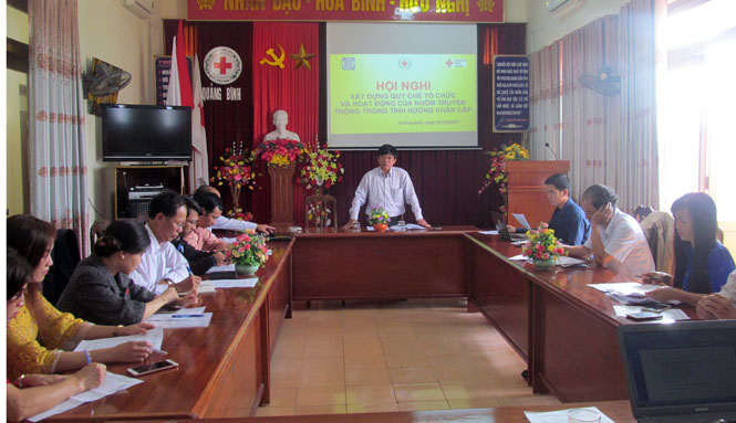 Các thành viên thảo luận về bản dự thảo Quy chế tổ chức và hoạt động của Nhóm truyền thông trong tình huống khẩn cấp tỉnh Quảng Bình. 