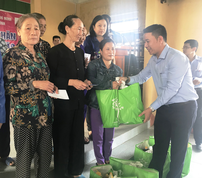   Đại diện lãnh đạo Liên hiệp Hợp tác xã thương mại thành phố Hồ Chí Minh và Siêu thị Co.opmart Quảng Bình trao quà cho các hộ dân tại xã Quảng Văn