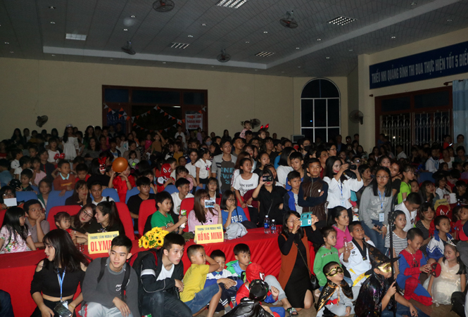  Đông đảo các bạn nhỏ và các bạn trẻ thanh thiếu niên ở thành phố Đồng Hới đến xem đêm hội “The Haunted Scholl ngày hôm nay”.
