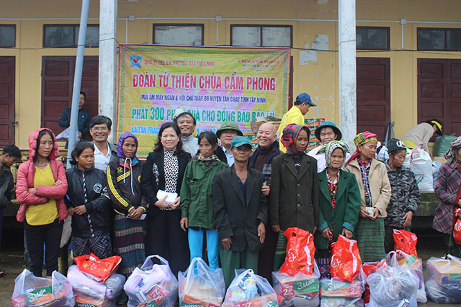 Đoàn đã đến thăm và tặng quà cho người dân xã Tân Trạch huyện Bố Trạch.