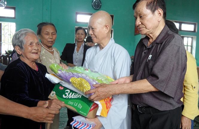  Dù tuổi đã cao, nhưng ông Phạm Quang Lịch vẫn luôn tâm huyết với công tác bảo trợ bệnh nhân nghèo.   