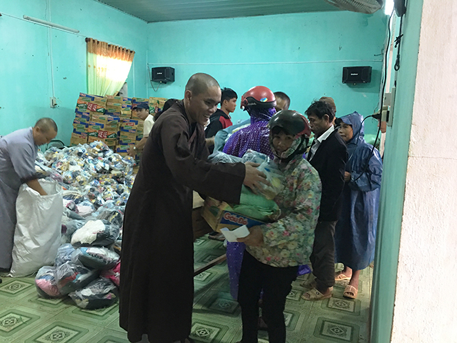Đại diện Ban Từ thiện Phật giáo tỉnh Đồng Nai trao quà cho bà con xã Ngân Thủy.