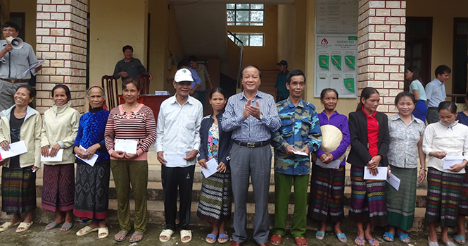 Đồng chí Trần Văn Tuân, Ủy viên Ban Thường vụ Tỉnh ủy, Chủ tịch Ủy ban MTTQVN tỉnh tặng quà cho các hộ dân xã Lâm Thủy (Lệ Thủy) bị thiệt hại do bão số 10.