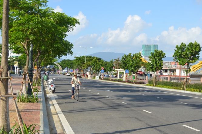 Nhiều tuyến đường ở Đà Nẵng được chỉnh trang trở nên sạch đẹp và thông thoáng phục vụ Tuần lễ cấp cao APEC