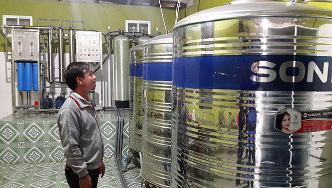 Trang thiết bị được đầu tư tương đối hiện đại của một cơ sở sản xuất nước uống đóng chai.