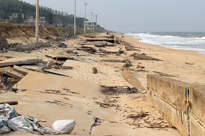 Một đoạn đê kè chắn sóng thuộc xã Hải Trạch (huyện Bố Trạch) bị hư hỏng nặng.