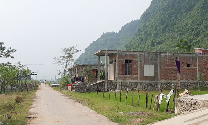 Đường nông thôn mới ở làng Na (Sơn Trạch, Bố Trạch).