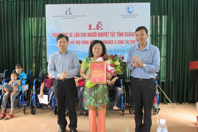 Đồng chí Nguyễn Tiến Hoàng, Phó Chủ tịch UBND tỉnh tặng hoa và chứng nhận 