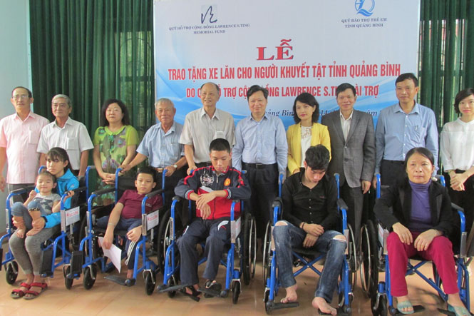 Lễ trao tặng xe lăn cho người khuyết khuyết tật.