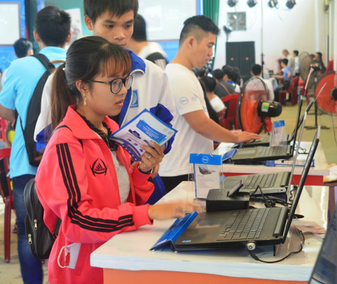 Sinh viên được tiếp cận những công nghệ mới và tính năng nổi bật nhất của dòng máy Dell.