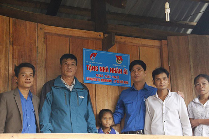 Đại diện Huyện đoàn Lệ Thủy trao tặng nhà cho em Hồ Thị Ngao.