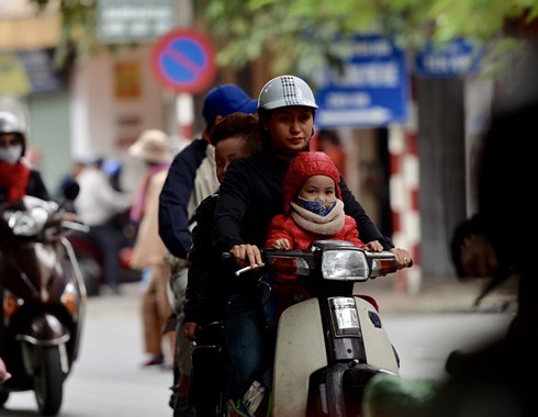 Sáng đầu tuần Thủ đô Hà Nội trở lạnh trong khoảng 16 - 19 độ C khiến nhiều người mặc áo ấm, quàng khăn kín mít tất tả đi làm, đưa con đi học.