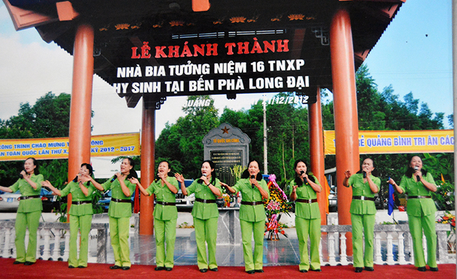 Bà Phạm Thị Đuế (thứ 4 bên phải) tham gia tiết mục văn nghệ khánh thành Bia tưởng niệm TNXP ở bến phà Long Đại.