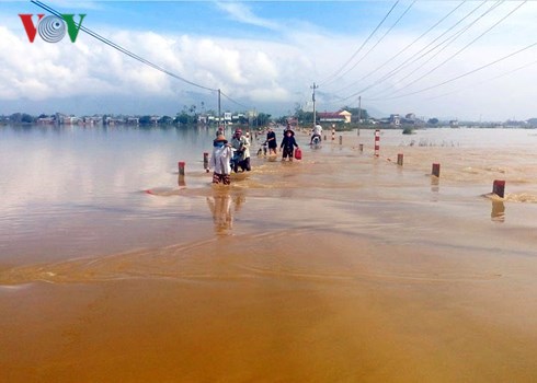  Đường ĐT 640 huyện Tuy Phước, tỉnh Bình Định nước đã rút nhưng vẫn còn bị ngập khiến việc đi lại của người dân gặp nhiều khó khăn.