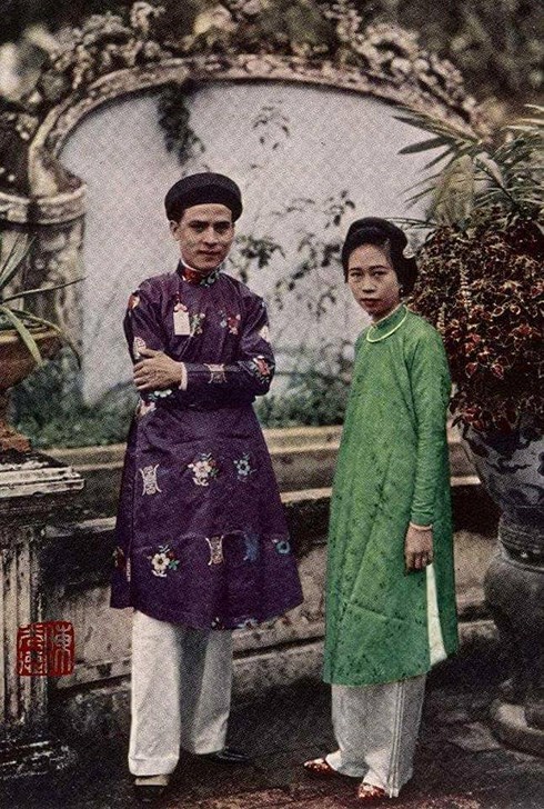  Một đôi vợ chồng quý tộc thời Nguyễn trong trang phục áo dài.